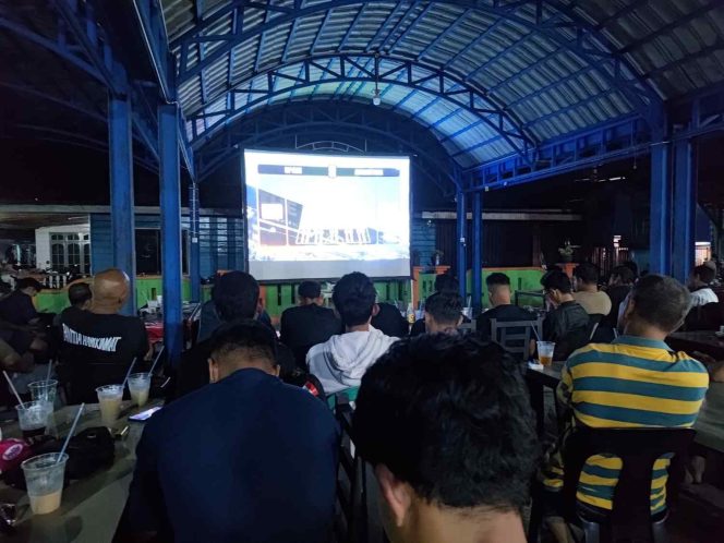 
					Masyarakat Kepulauan Anambas memadati lokasi nonton bareng (nobar) Final Piala Dunia 2026 di Pelabuhan Damai, Desa Tarempa Barat, Senin (20/7/2026) dini hari. Kegiatan yang turut dihadiri Wakil Bupati Kepulauan Anambas Raja Bayu Febri Gunadian tersebut berlangsung meriah, aman, dan penuh semangat kebersamaan serta sportivitas.