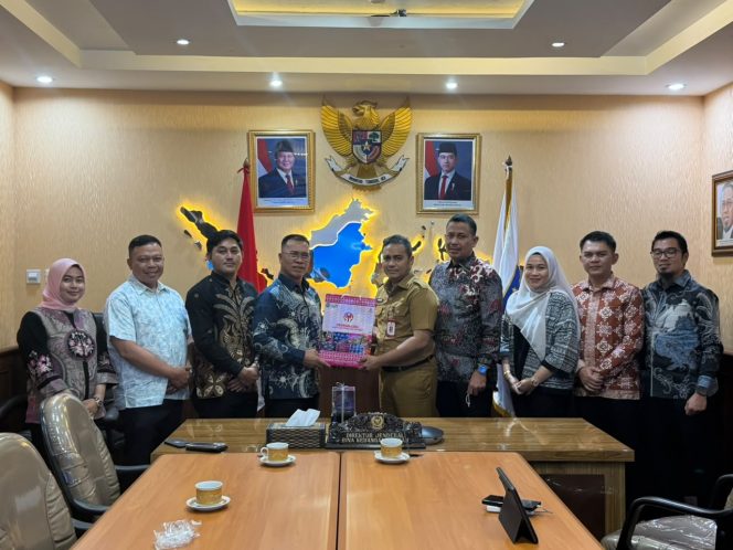 
					Bupati Kepulauan Anambas, Aneng, bersama Ketua DPRD Kabupaten Kepulauan Anambas, Sekretaris Daerah, Kepala BPKPD, Sekretaris Bappeda, Sekretaris Dispuspida, Kasubbid Anggaran, dan jajaran Pemerintah Kabupaten Kepulauan Anambas berfoto bersama Direktur Pelaksanaan dan Pertanggungjawaban Keuangan Daerah Ditjen Bina Keuangan Daerah Kementerian Dalam Negeri, Simon Saimima, S.STP., M.Si., usai audiensi di Direktorat Keuangan Daerah, Kementerian Dalam Negeri, Jakarta, Senin (20/7/2026). 