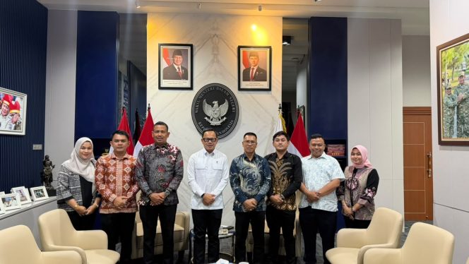 
					Bupati Kepulauan Anambas Aneng bersama jajaran Pemerintah Kabupaten Kepulauan Anambas berfoto bersama Wakil Menteri Dalam Negeri Republik Indonesia Bima Arya Sugiarto usai pertemuan di Kantor Kementerian Dalam Negeri, Jakarta, Senin (20/7/2026).