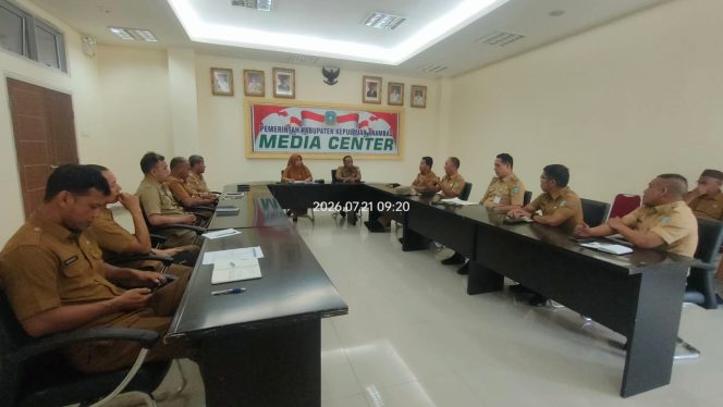 
					Asisten I Bidang Pemerintahan dan Kesejahteraan Rakyat Kabupaten Kepulauan Anambas, Nurgayah, memimpin rapat persiapan Upacara Peringatan Hari Anak Nasional Tahun 2026 di Ruang Media Center Kantor Bupati Kepulauan Anambas, Selasa (21/7/2026).