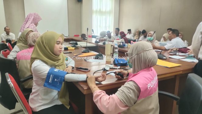 
					Tenaga kesehatan Puskesmas Tarempa melakukan pemeriksaan tekanan darah kepada peserta dalam pelaksanaan Program Cek Kesehatan Gratis (CKG) di Kabupaten Kepulauan Anambas, Rabu (22/7/2026). 