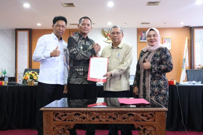 
					Wakil Bupati Kepulauan Anambas, Raja Bayu Febri Gunadian, menerima dokumen hasil finalisasi sinkronisasi Rencana Tata Ruang Wilayah (RTRW) Provinsi Kepulauan Riau usai rapat yang digelar di Graha Kepri, Batam, Rabu (22/7/2026).