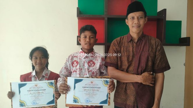 
					Dua siswa SD Negeri 003 Air Sena, Siantan Tengah, Kepulauan Anambas, Olivia Patri Lisa (kiri) dan Angga Sutajiwaka (tengah), didampingi Guru SDN 003 Air Sena, Tarji (kanan), menunjukkan piagam penghargaan usai meraih prestasi pada kompetisi menulis puisi tingkat ASEAN yang diikuti peserta dari sembilan negara.