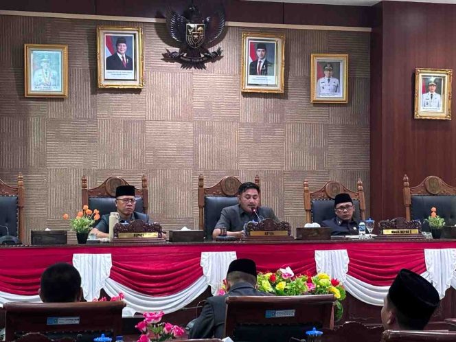 
					Bupati Kepulauan Anambas Aneng bersama Ketua DPRD Kabupaten Kepulauan Anambas memimpin rapat paripurna persetujuan bersama Rancangan Peraturan Daerah (Ranperda) tentang Pertanggungjawaban Pelaksanaan APBD Tahun Anggaran 2025 di Ruang Rapat Paripurna Lantai I DPRD Kabupaten Kepulauan Anambas, Jumat (24/7/2026).
