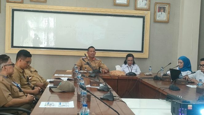 
					Sekretaris Daerah Kabupaten Kepulauan Anambas, Sahtiar, memimpin Forum Kemitraan Pengelolaan Fasilitas Kesehatan bersama Dinas Kesehatan dan BPJS Kesehatan Cabang Tanjungpinang di Ruang Rapat Lantai II Kantor Bupati Kepulauan Anambas, Senin (27/7/2026).