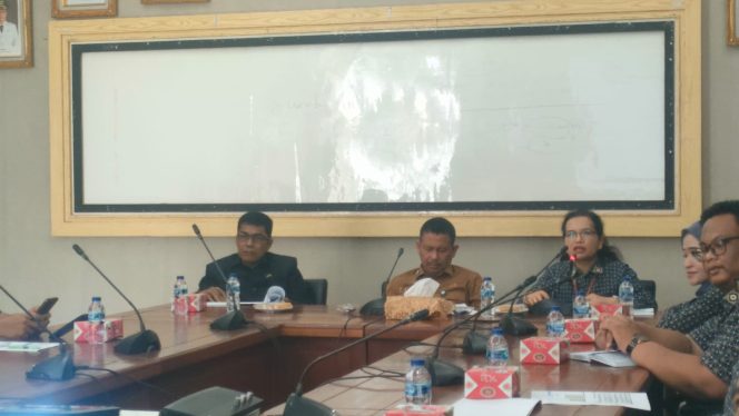 
					Kepala Kantor Cabang BPJS Kesehatan Tanjungpinang, Nara Grace Br. Ginting, S.Si., Apt., menyampaikan paparan dalam Forum Komunikasi Kepesertaan Jaminan Kesehatan Nasional (JKN) bersama Pemerintah Kabupaten Kepulauan Anambas.