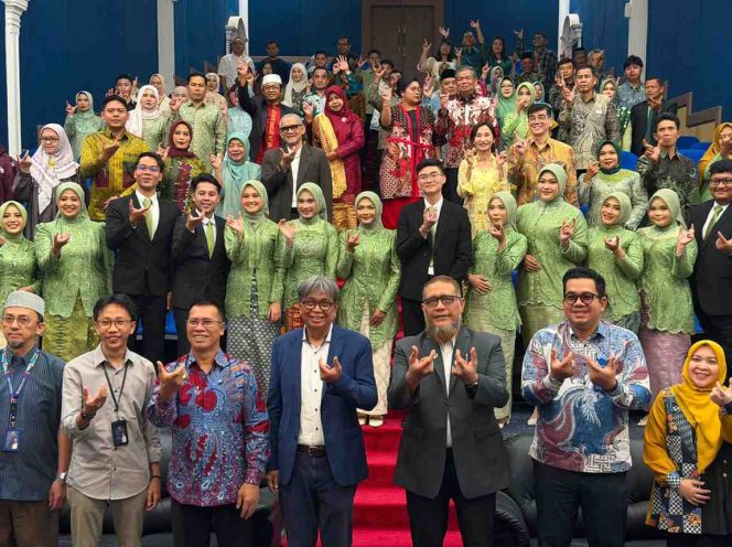 
					Foto bersama Bupati Kepulauan Anambas, Aneng, usai menghadiri Pelantikan dan Pengambilan Sumpah Dokter Program Studi Profesi Dokter Fakultas Kedokteran Universitas Batam, Kamis (30/7/2026).