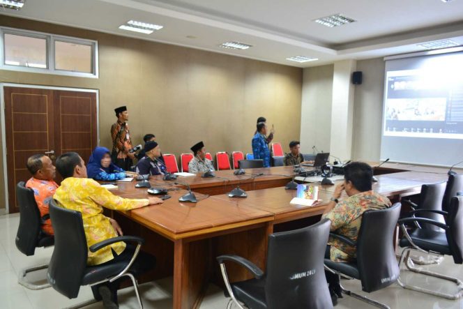 
					Wakil Bupati Kepulauan Anambas, Raja Bayu Febri Gunadian, mengikuti Rapat Dengar Pendapat (RDP) secara virtual dari Ruang Rapat Lantai II Kantor Bupati Kepulauan Anambas, Kamis (30/7/2026).