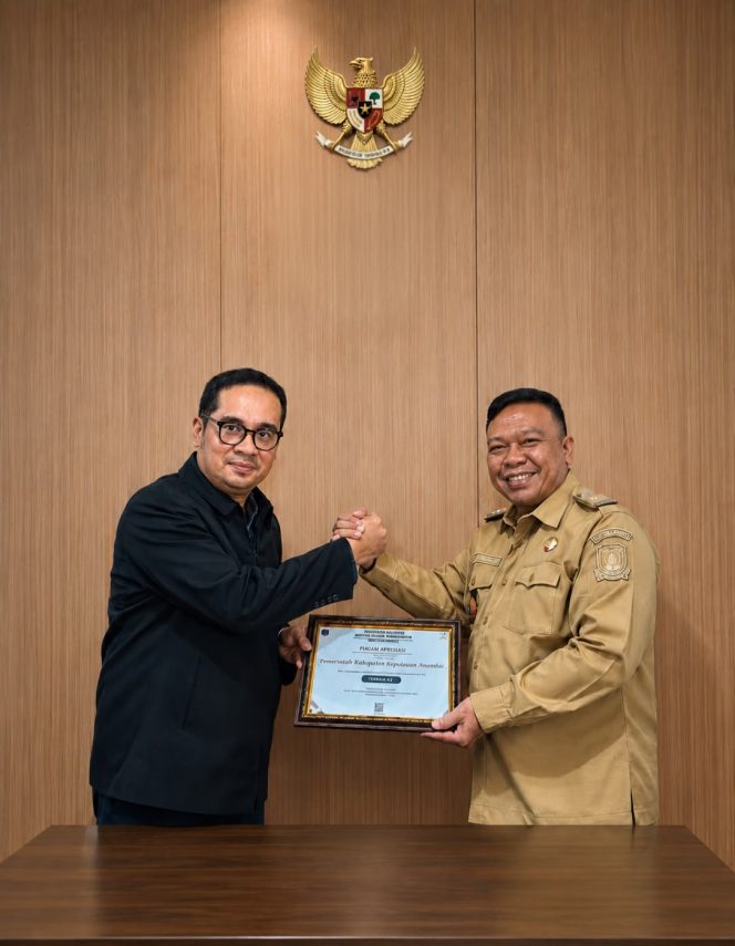 
					Kepala Badan Pengelolaan Keuangan dan Pendapatan Daerah (BPKPD) Kabupaten Kepulauan Anambas, Syarif Ahmad, menerima Piagam Apresiasi Terbaik II se-Provinsi Kepulauan Riau dari Kepala Bidang Pembinaan Pelaksanaan Anggaran (PPA) II Kanwil Direktorat Jenderal Perbendaharaan (DJPb) Provinsi Kepulauan Riau, Andres Leiman Silalahi, atas keberhasilan Pemerintah Kabupaten Kepulauan Anambas merealisasikan penyaluran Dana Desa Tahun Anggaran 2026 hingga mencapai 100 persen.