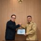 Kepala Badan Pengelolaan Keuangan dan Pendapatan Daerah (BPKPD) Kabupaten Kepulauan Anambas, Syarif Ahmad, menerima Piagam Apresiasi Terbaik II se-Provinsi Kepulauan Riau dari Kepala Bidang Pembinaan Pelaksanaan Anggaran (PPA) II Kanwil Direktorat Jenderal Perbendaharaan (DJPb) Provinsi Kepulauan Riau, Andres Leiman Silalahi, atas keberhasilan Pemerintah Kabupaten Kepulauan Anambas merealisasikan penyaluran Dana Desa Tahun Anggaran 2026 hingga mencapai 100 persen.
