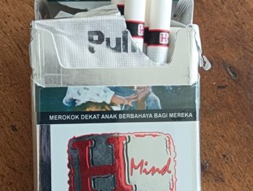 H-Mild Jumbo, salah satu jenis rokok tanpa pita cukai yang masih beredar di batam.  (Foto:Wins)