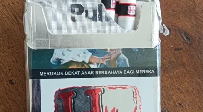 H-Mild Jumbo, salah satu jenis rokok tanpa pita cukai yang masih beredar di batam.  (Foto:Wins)