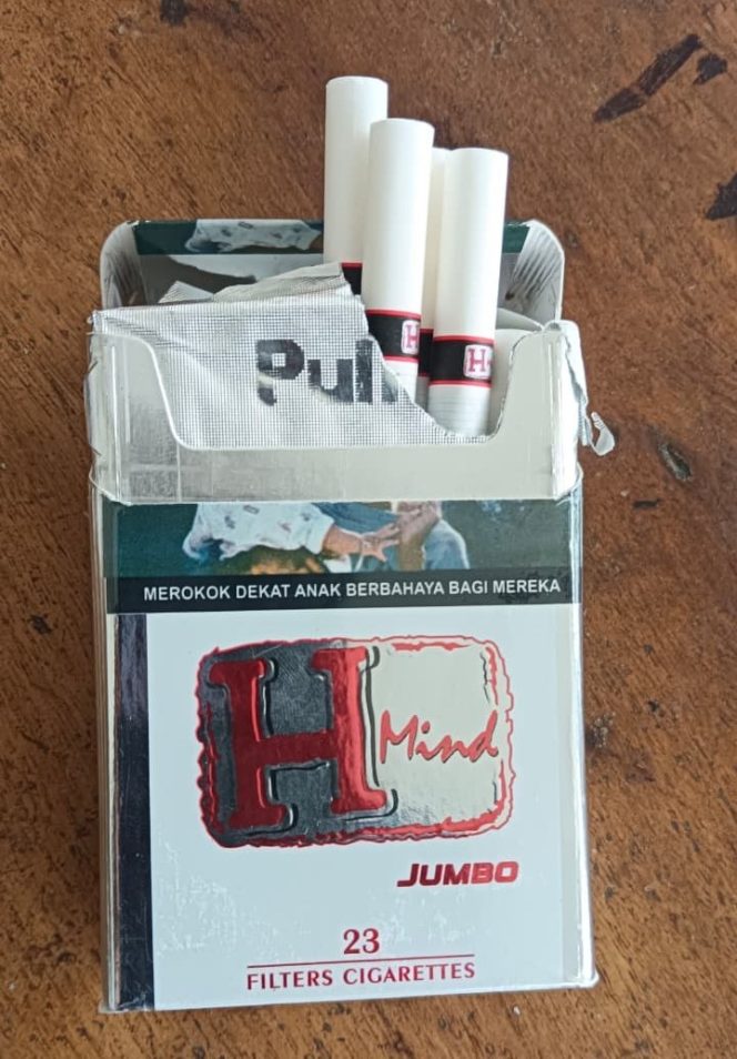 
					H-Mild Jumbo, salah satu jenis rokok tanpa pita cukai yang masih beredar di batam.  (Foto:Wins)