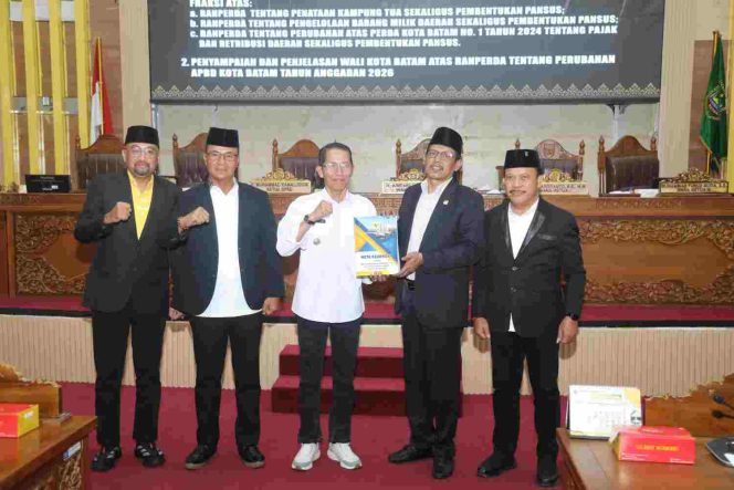 
					Wali Kota Batam Amsakar Achmad menyerahkan dokumen Ranperda Perubahan APBD Kota Batam Tahun Anggaran 2026 kepada pimpinan DPRD Batam dalam rapat paripurna, Senin (24/8/2026).