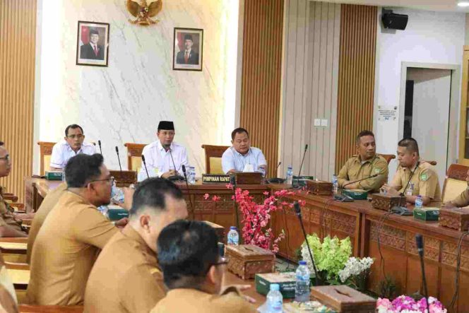 
					Ketua Pansus DPRD Kota Batam Muhammad Rudi memimpin rapat koordinasi bersama para lurah se-Kota Batam dalam rangka finalisasi Ranperda tentang Pengelolaan Sampah, Senin (24/8/2026). 