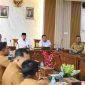 Ketua Pansus DPRD Kota Batam Muhammad Rudi memimpin rapat koordinasi bersama para lurah se-Kota Batam dalam rangka finalisasi Ranperda tentang Pengelolaan Sampah, Senin (24/8/2026). 