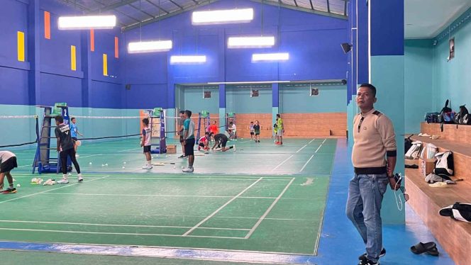 
					Jajaran pengurus KONI Kabupaten Kepulauan Anambas meninjau salah satu venue cabang olahraga bulu tangkis yang dipersiapkan untuk Pekan Olahraga Provinsi (Porprov) Kepulauan Riau, Kamis (30/7/2026).