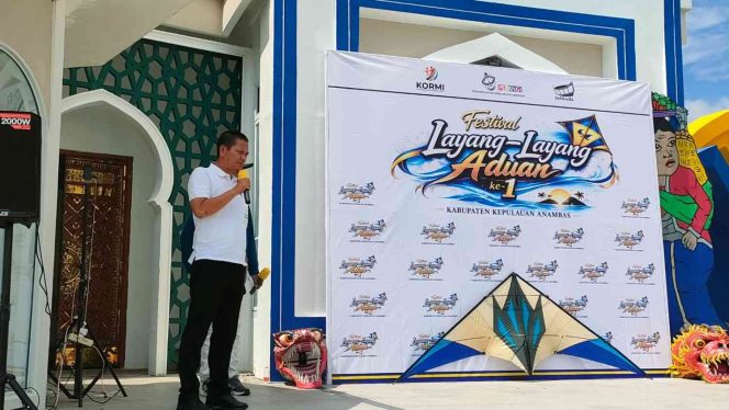 
					Wakil Bupati Kepulauan Anambas, Raja Bayu Febri Gunadian, memberikan sambutan saat membuka Festival Layang-Layang Aduan ke-1 Kabupaten Kepulauan Anambas di Pelataran Masjid Agung Baitul Ma'mur, Sabtu (1/8/2026).