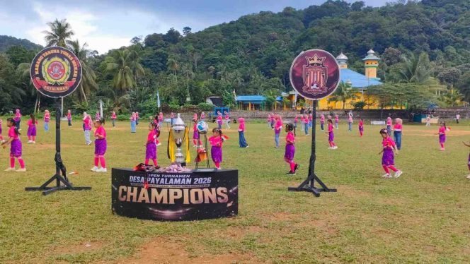 
					Peserta Sanggar Seni Hangtuah Desa Payalaman menampilkan tarian pembuka pada peringatan HUT ke-27 Karang Taruna Tunas Mekar dan HUT ke-21 Desa Payalaman di lapangan desa, Minggu (2/8/2026).