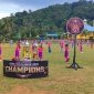 Peserta Sanggar Seni Hangtuah Desa Payalaman menampilkan tarian pembuka pada peringatan HUT ke-27 Karang Taruna Tunas Mekar dan HUT ke-21 Desa Payalaman di lapangan desa, Minggu (2/8/2026).