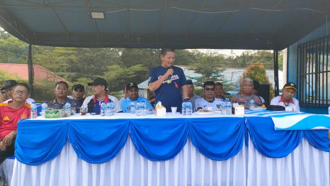 
					Wakil Bupati Kepulauan Anambas, Raja Bayu Febri Gunadian, menyampaikan sambutan saat menutup Turnamen Sepak Bola Desa Payalaman dalam rangka HUT ke-27 Karang Taruna Tunas Mekar dan HUT ke-21 Desa Payalaman, Minggu (2/8/2026).