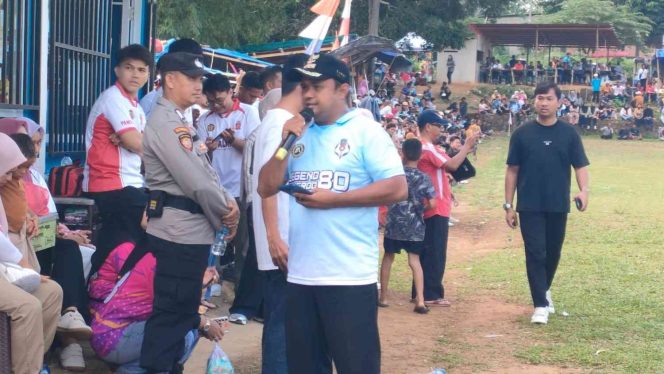 
					Camat Kute Siantan, Azhar, menyampaikan sambutan pada penutupan Turnamen Sepak Bola Desa Payalaman dalam rangka HUT ke-27 Karang Taruna Tunas Mekar dan HUT ke-21 Desa Payalaman, Minggu (2/8/2026).