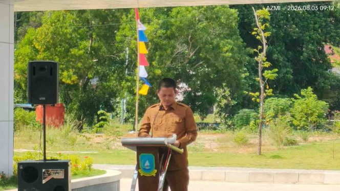 
					Wakil Bupati Kepulauan Anambas, Raja Bayu Febri Gunadian, menyampaikan sambutan saat membuka Survei Akreditasi RSUD Tarempa di lobi RSUD Tarempa, Senin (3/8/2026). 