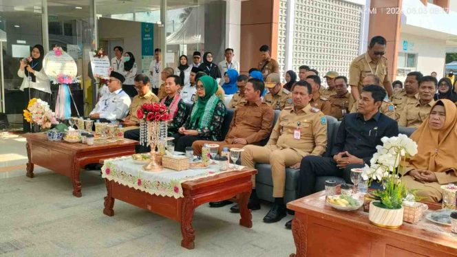 
					Suasana pembukaan Survei Akreditasi RSUD Tarempa yang dihadiri unsur Forum Koordinasi Pimpinan Daerah (Forkopimda), jajaran pemerintah daerah, tenaga kesehatan, serta tamu undangan sebagai bentuk komitmen bersama dalam mendukung peningkatan mutu pelayanan kesehatan yang berkelanjutan di Kabupaten Kepulauan Anambas, Senin (3/8/2026).