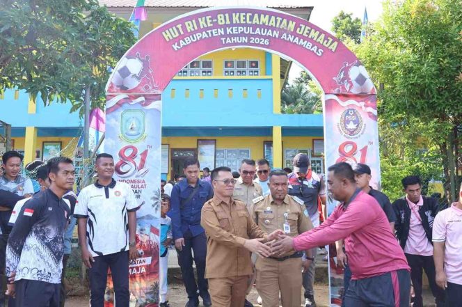 
					Bupati Kepulauan Anambas, Aneng, bersalaman dengan salah seorang peserta saat membuka Turnamen Sepak Bola dan Bola Voli tingkat SD dan SMP se-Kecamatan Jemaja dalam rangka memeriahkan Hari Ulang Tahun ke-81 Kemerdekaan Republik Indonesia, Senin (3/8/2026). 