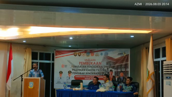 
					Kepala Badan Kesatuan Bangsa dan Politik (Kesbangpol) Kabupaten Kepulauan Anambas, Herry Fakhrizal, menyampaikan laporan pelaksanaan Pemusatan Pendidikan dan Pelatihan (Diklat) Calon Pasukan Pengibar Bendera Pusaka (Paskibraka) Kabupaten Kepulauan Anambas Tahun 2026 pada acara pembukaan, Senin (3/8/2026). 