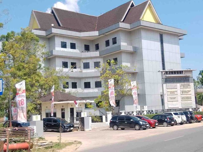 
					Kantor Badan Pendapatan Daerah (Bapenda) Kota Batam di Batam Centre. BPK RI dalam LHP atas LKPD Kota Batam Tahun Anggaran 2025 mengungkap adanya kekurangan pembayaran Pajak Barang dan Jasa Tertentu (PBJT) sektor perhotelan oleh lima wajib pajak, yang kemudian ditindaklanjuti Bapenda melalui penerbitan Surat Ketetapan Pajak Daerah Kurang Bayar (SKPDKB). 