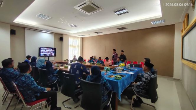 
					Peserta dari berbagai perangkat daerah mengikuti Sosialisasi Peran Strategis Pejabat Pengelola Informasi dan Dokumentasi (PPID) serta Penyusunan Daftar Informasi yang Dikecualikan (DIK) di Ruang Rapat Lantai II Kantor Bupati Kepulauan Anambas, Kamis (6/8/2026).