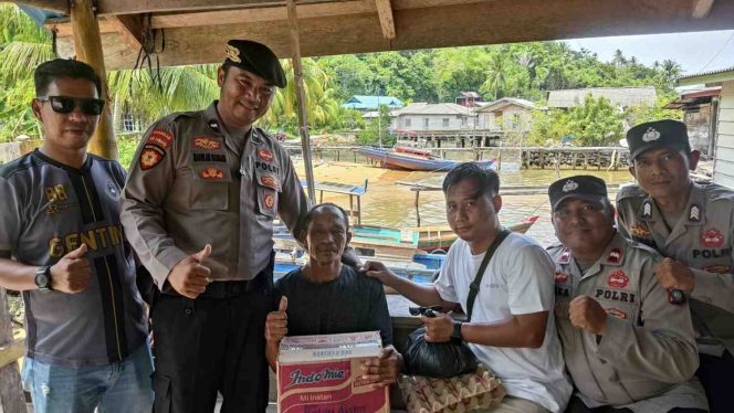 
					Personel Polsek Siantan, Pol Sub Sektor Air Bini, Pemerintah Desa Air Bini, dan sejumlah awak media menyerahkan bantuan sembako kepada salah seorang warga kurang mampu dalam kegiatan Jumat Berkah di Desa Air Bini, Kecamatan Siantan Selatan, Jumat (7/8/2026).