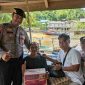 Personel Polsek Siantan, Pol Sub Sektor Air Bini, Pemerintah Desa Air Bini, dan sejumlah awak media menyerahkan bantuan sembako kepada salah seorang warga kurang mampu dalam kegiatan Jumat Berkah di Desa Air Bini, Kecamatan Siantan Selatan, Jumat (7/8/2026).