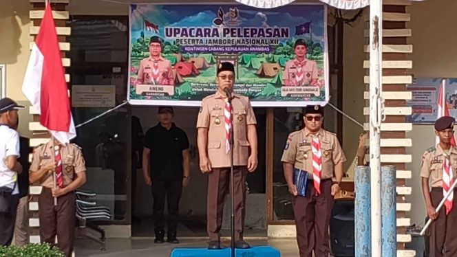 
					Bupati Kepulauan Anambas Aneng saat memimpin upacara pelepasan Kontingen Kwarcab Gerakan Pramuka Kabupaten Kepulauan Anambas untuk mengikuti Jambore Nasional XII Tahun 2026.