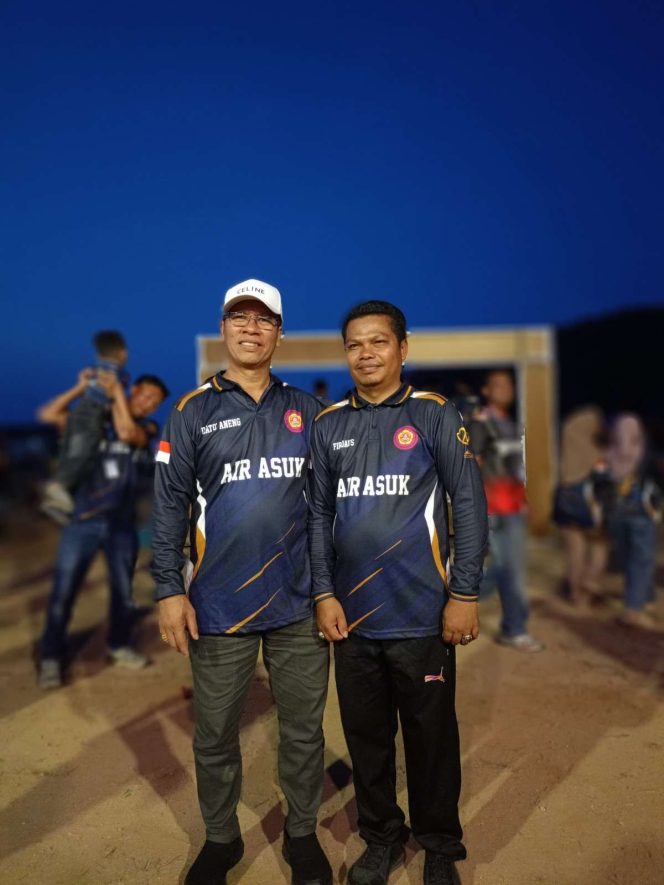 
					Bupati Kepulauan Anambas Aneng bersama Camat Siantan Tengah Firdaus mengenakan jersey Air Asuk dalam suasana Turnamen Sepak Bola HUT Karang Taruna Anggrek ke-24 di Desa Air Asuk.