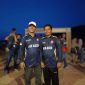 Bupati Kepulauan Anambas Aneng bersama Camat Siantan Tengah Firdaus mengenakan jersey Air Asuk dalam suasana Turnamen Sepak Bola HUT Karang Taruna Anggrek ke-24 di Desa Air Asuk.