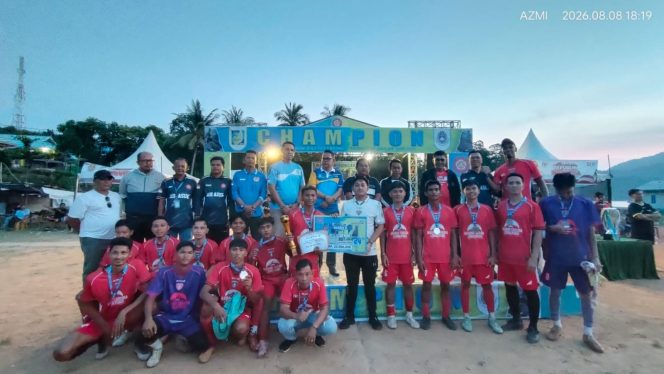 
					Ketua DPRD Kabupaten Kepulauan Anambas Rian Kurniawan mengenakan baju putih saat menyerahkan penghargaan kepada tim juara pada penutupan Open Turnamen Sepak Bola HUT Karang Taruna Anggrek ke-24 di Desa Air Asuk, Sabtu (8/8/2026).
