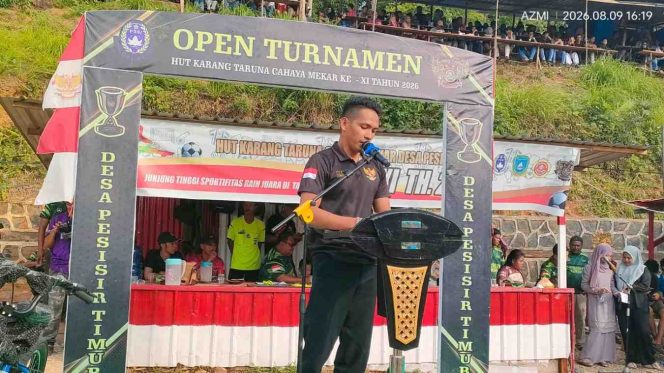 
					Ketua Karang Taruna Taruna Cahaya Mekar Desa Pesisir Timur, Yoga Saputra, menyampaikan sambutan sekaligus laporan panitia pada penutupan Open Turnamen HUT Karang Taruna Cahaya Mekar ke-11 Tahun 2026 di Desa Pesisir Timur, Minggu (9/8/2026).