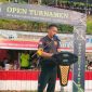 Ketua Karang Taruna Taruna Cahaya Mekar Desa Pesisir Timur, Yoga Saputra, menyampaikan sambutan sekaligus laporan panitia pada penutupan Open Turnamen HUT Karang Taruna Cahaya Mekar ke-11 Tahun 2026 di Desa Pesisir Timur, Minggu (9/8/2026).
