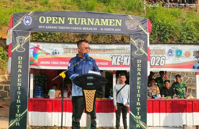
					Bupati Kepulauan Anambas Aneng saat menyampaikan sambutan pada penutupan Turnamen Sepak Bola HUT Karang Taruna Cahaya Mekar ke-11 di Desa Pesisir Timur, Minggu (9/8/2026).