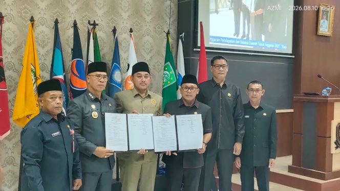 
					Bupati Kepulauan Anambas Aneng bersama Ketua DPRD Kabupaten Kepulauan Anambas Rian Kurniawan dan jajaran DPRD menunjukkan dokumen Nota Kesepakatan KUA-PPAS Tahun Anggaran 2027 usai Rapat Paripurna di Gedung DPRD Anambas, Senin (10/8/2026).