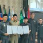Bupati Kepulauan Anambas Aneng bersama Ketua DPRD Kabupaten Kepulauan Anambas Rian Kurniawan dan jajaran DPRD menunjukkan dokumen Nota Kesepakatan KUA-PPAS Tahun Anggaran 2027 usai Rapat Paripurna di Gedung DPRD Anambas, Senin (10/8/2026).