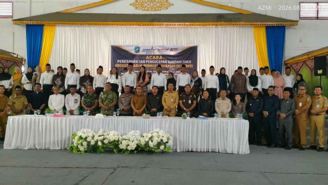 
					Ketua DPRD Kabupaten Kepulauan Anambas Rian Kurniawan bersama jajaran pimpinan daerah, anggota DPRD, unsur Forkopimda, dan tamu undangan berfoto bersama usai menghadiri peresmian dan pengucapan sumpah/janji anggota BPD masa jabatan 2026–2034 di Kecamatan Siantan, Selasa (11/8/2026).