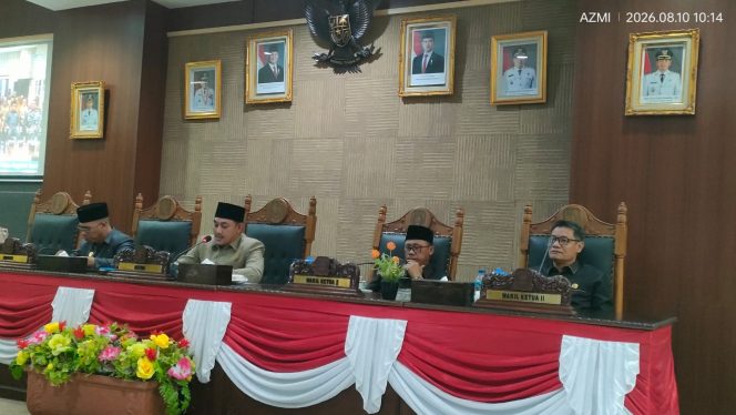 
					Ketua DPRD Kabupaten Kepulauan Anambas Rian Kurniawan memimpin Rapat Paripurna Penandatanganan Nota Kesepakatan KUA-PPAS Tahun Anggaran 2027 di Gedung DPRD Anambas, Senin (10/8/2026).