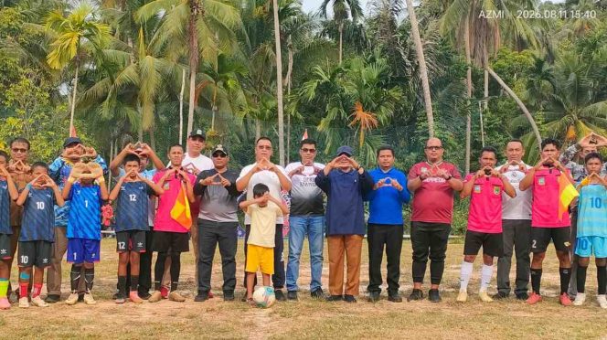 
					Bupati Kepulauan Anambas Aneng bersama para pemain, panitia, dan tamu undangan berfoto bersama usai pembukaan Turnamen Sepak Bola U13 dalam rangka HUT Desa Teluk Siantan ke-20 Tahun 2026 di lapangan sepak bola Desa Teluk Siantan, Selasa (11/8/2026).