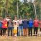 Bupati Kepulauan Anambas Aneng bersama para pemain, panitia, dan tamu undangan berfoto bersama usai pembukaan Turnamen Sepak Bola U13 dalam rangka HUT Desa Teluk Siantan ke-20 Tahun 2026 di lapangan sepak bola Desa Teluk Siantan, Selasa (11/8/2026).