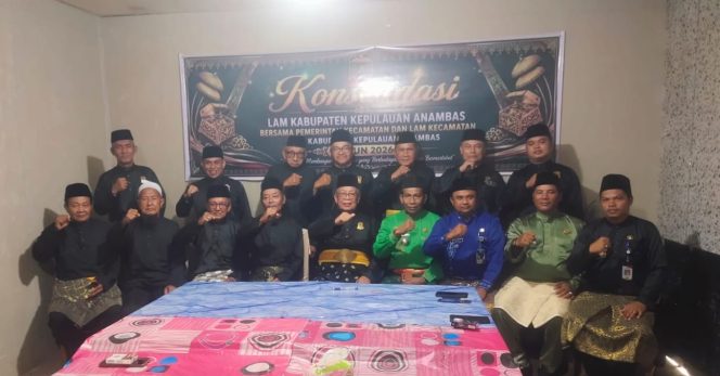 
					Pengurus LAM Kabupaten Kepulauan Anambas bersama Ketua LAM Kecamatan dan perwakilan pemerintah kecamatan berfoto bersama usai Rapat Konsolidasi LAM Kabupaten Kepulauan Anambas di LW Cafe/Rumah Makan Long Wardi, Payaklaman, Selasa malam (11/8/2026).