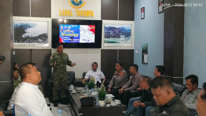 
					Danlanal Tarempa Letkol Laut (P) Romi Sitorus menyampaikan arahan dalam kegiatan Coffee Morning bersama insan media Kabupaten Kepulauan Anambas di Mako Lanal Tarempa, Rabu (12/8/2026). Kegiatan tersebut menjadi ajang mempererat silaturahmi dan memperkuat sinergi TNI AL, Polri, serta insan pers dalam penyampaian informasi kepada masyarakat.