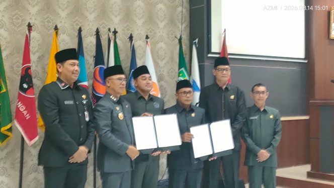 
					Bupati Kepulauan Anambas bersama pimpinan DPRD Kabupaten Kepulauan Anambas memperlihatkan dokumen Nota Kesepakatan Perubahan KUA dan Perubahan PPAS APBD Tahun Anggaran 2026 usai penandatanganan dalam rapat paripurna DPRD Anambas, Jumat (14/8/2026).